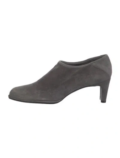 Pre-owned Stuart Weitzman Suede Pumps In Gray