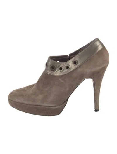 Pre-owned Stuart Weitzman Suede Pumps In Gray