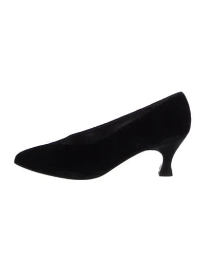 Pre-owned Stuart Weitzman Velvet Pumps In Black