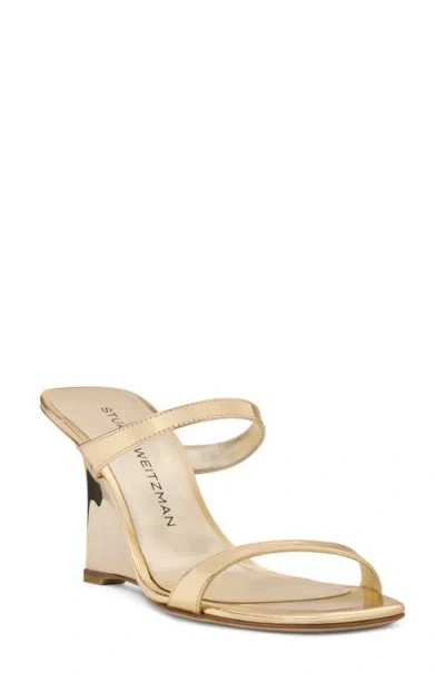 Stuart Weitzman Vinnie 85 Patent Leather Wedge Slide Sandal In Gold