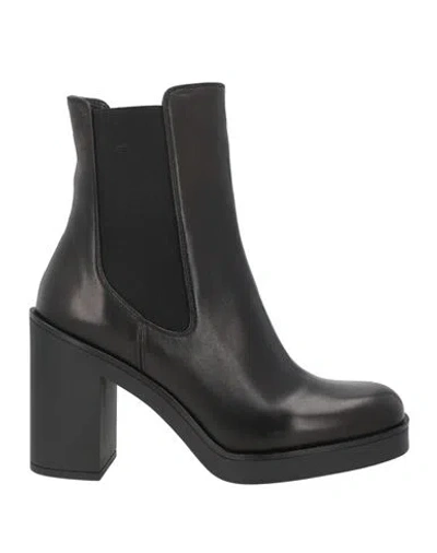 Stuart Weitzman Woman Ankle Boots Black Size 8.5 Leather
