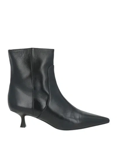 Stuart Weitzman Woman Ankle Boots Black Size 8.5 Leather