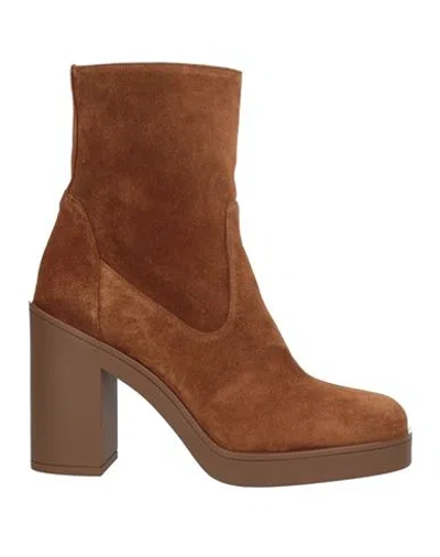 Stuart Weitzman Woman Ankle Boots Brown Size 6.5 Leather