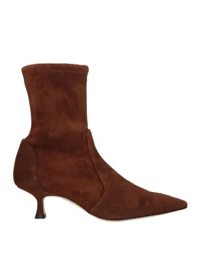 Stuart Weitzman Woman Ankle Boots Brown Size 7.5 Leather