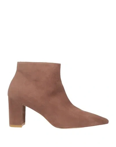 Stuart Weitzman Woman Ankle Boots Taupe Size 7.5 Leather In Grey