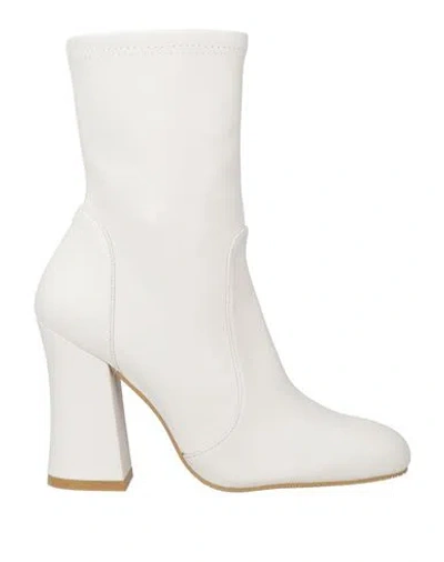 Stuart Weitzman Woman Ankle Boots White Size 6.5 Soft Leather