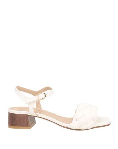 Stuart Weitzman Woman Sandals Off White Size 7 Leather