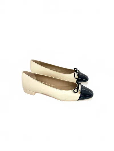 Stuart Weitzman Women's Sleek Bow Flat Sandal In White/black In Multi