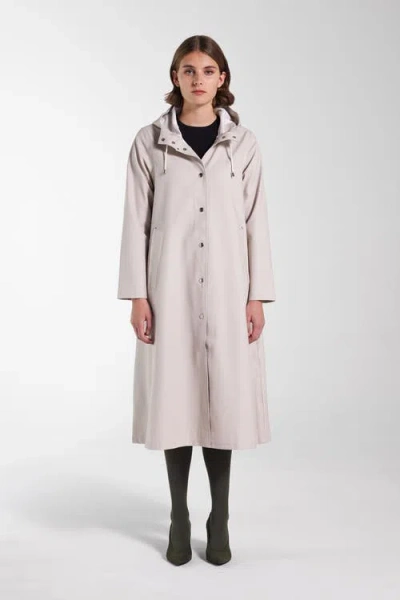 Stutterheim Mosebacke Long Raincoat In Light Sand