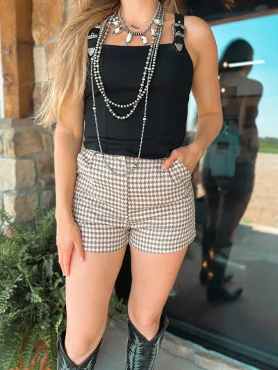 Style U The Baylor Shorts In Beige In Neutral