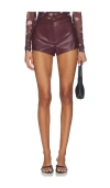 Superdown Priya Hot Short. - In Burgundy