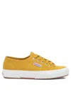 Superga 运动鞋和一脚蹬 In Yellow