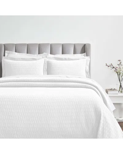 Superior Calvert Medium Weight Geometric Matelasse Bedspread Set In White
