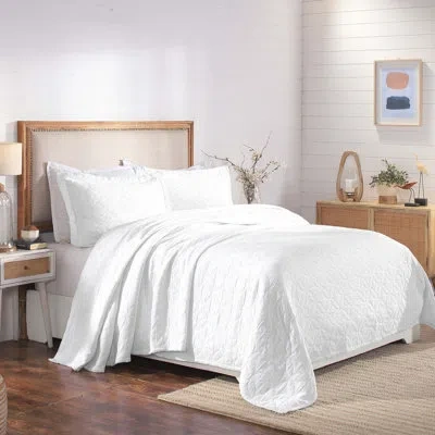 Superior Serenity Cotton Matelasse Celtic Circles Breathable Bedspread With Pillow Sham Set In White