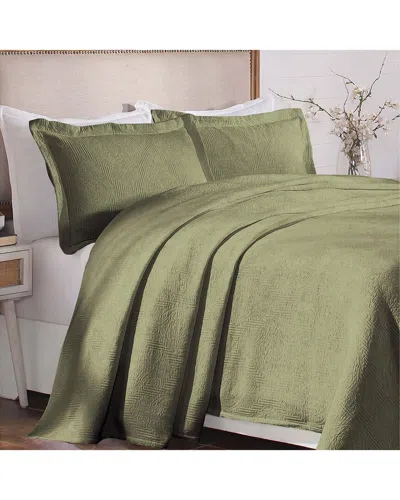 Superior Victory Matelasse Jacquard Scrolling Medallion Bedspread Set