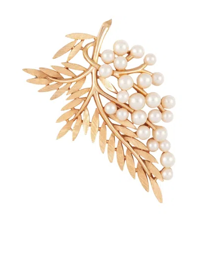 Pre-owned Susan Caplan Vintage 1960s Trifari Leaf Brooch In Gold