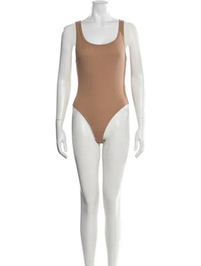 Pre-owned Suzie Kondi Scoop Neck Sleeveless Bodysuit In Neutral