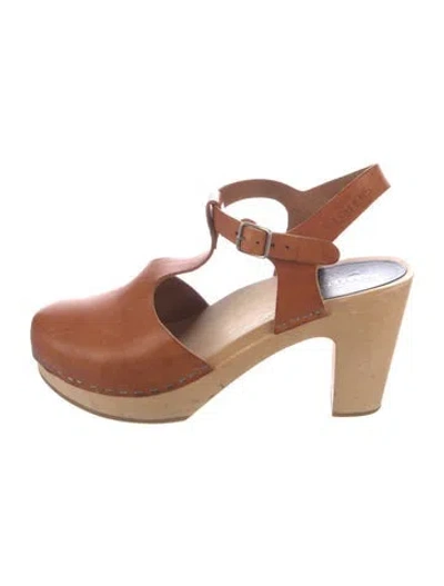Pre-owned Swedish Hasbeens Leather T-strap Pumps In Brown