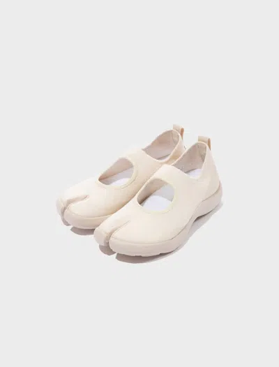 Tabi Women's Closed Sandal In Off White