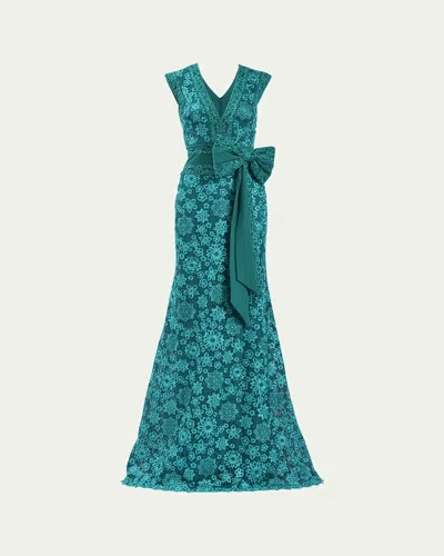 TADASHI SHOJI SLEEVELESS BOW-FRONT FLORAL LACE GOWN