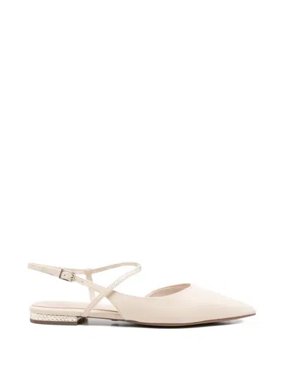 Tamaris バックルストラップ フラットパンプス In White