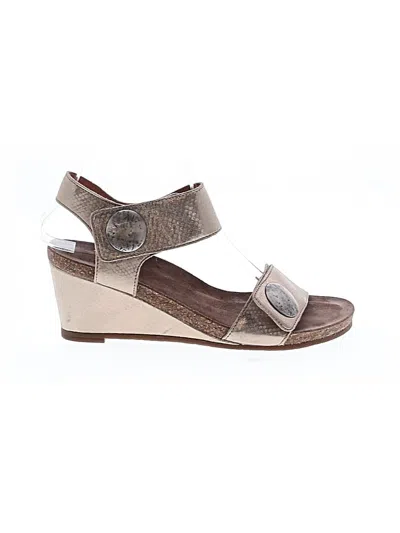 Pre-owned Taos Wedges In Tan