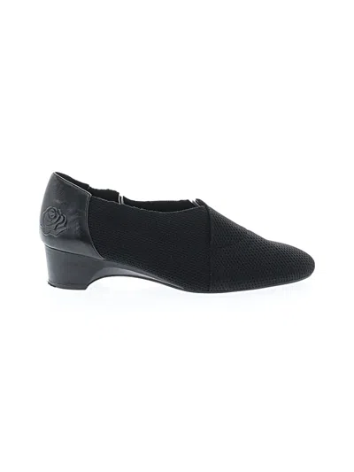 Pre-owned Taryn Rose Heels In Black