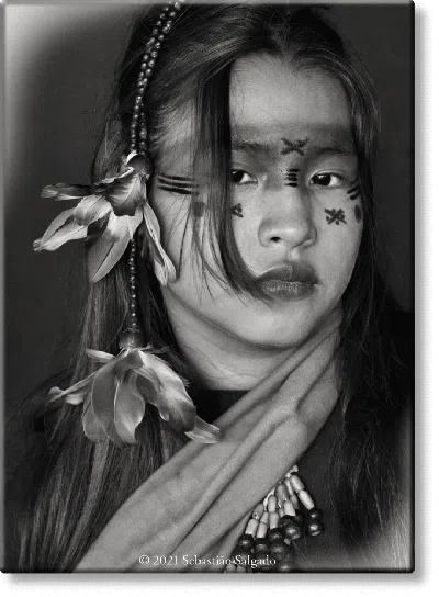 Taschen Salgado. Amazônia. Magnet ‘ashaninka Girl' In Blue