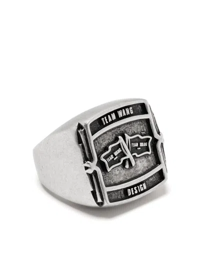 Team Wang Design Choices Crossed Flaggenring In Silber