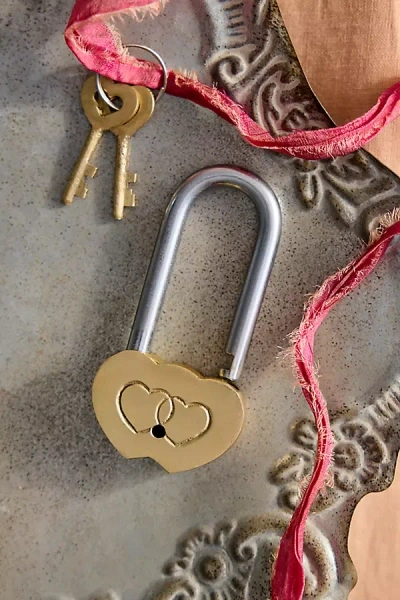 Terrain Double Hearts Engraved Lock In Gold