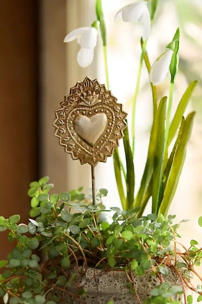 Terrain Golden Heart Medallion Stake