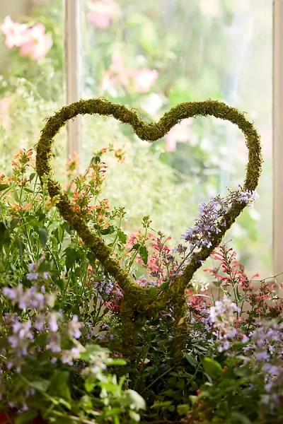 Terrain Moss Heart Trellis In Green