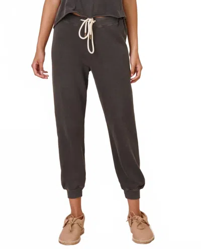 THE GREAT CROPPED WORN-IN SWEATPANT IN WASHED BLACK