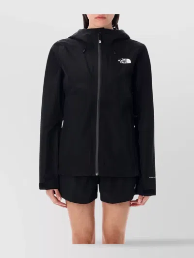 THE NORTH FACE DRYZZLE JKT WITH ADJUSTABLE CUFFS AND HOODED DESIGN