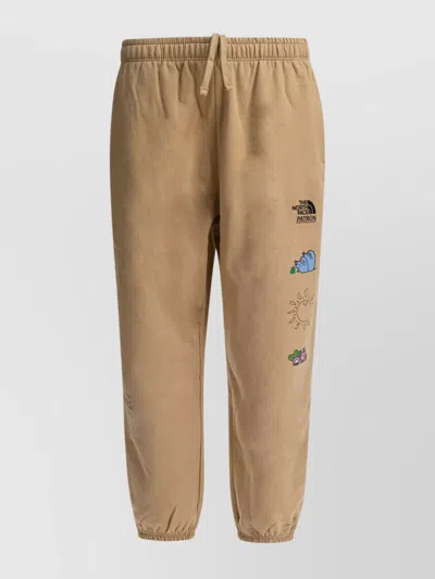 The North Face Graphic Print Elastic Waistband Trousers In Gray