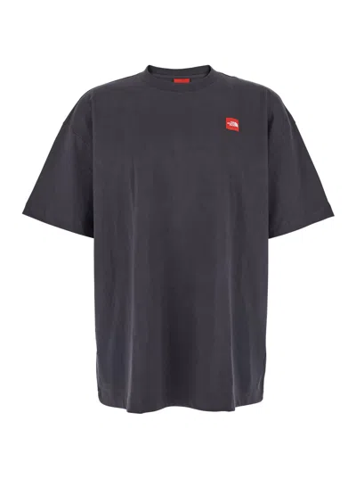 THE NORTH FACE BLACK CREWNECK T-SHIRT WITH LOGO PATCH ON THE FRONT IN COTTON MAN