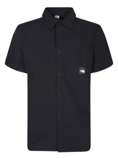 The North Face Short Sleeve Shirt In Durable Fabric. Pointed Collar. Chest Pocket With Logo. In Black