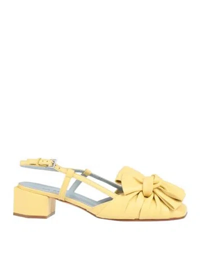 The Ro & F Woman Pumps Pastel Yellow Size 8 Leather