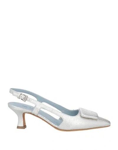 The Ro & F Woman Pumps Silver Size 5 Leather