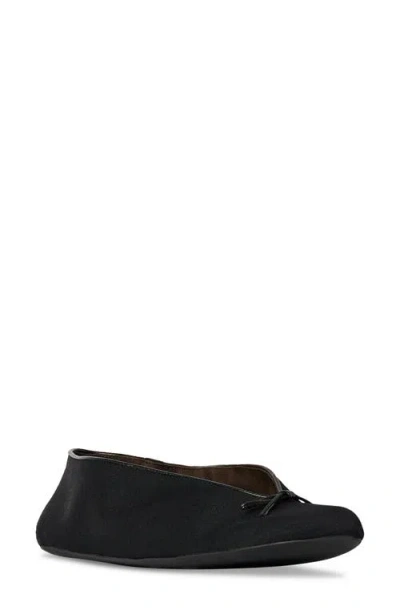 The Row Fay Wool Flat In Black