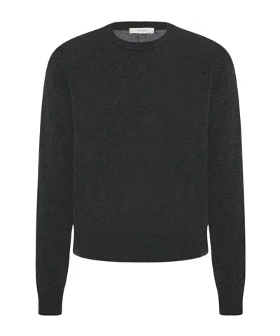 The Row Long-sleeved Cashmere Sweater In Black