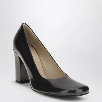 The Row Penelope 95 Shiny Leather Pumps In Black