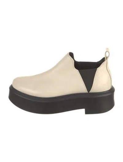 Pre-owned The Row Robin Leather Pumps In Neutral