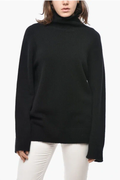 The Row Hepny Cashmere Turtleneck Sweater In Black