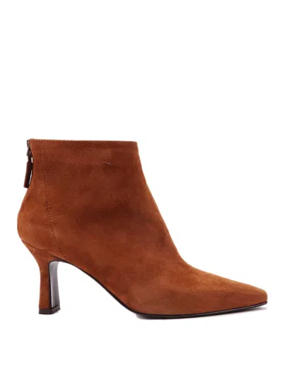 The Seller Suede Ankle Boot In Marrón Oscuro