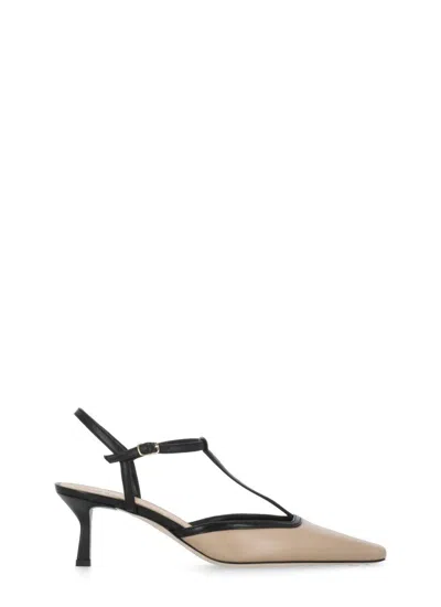 The Seller With Heel