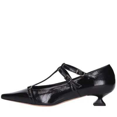 The Seller With Heel In Black