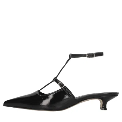 The Seller With Heel In Black
