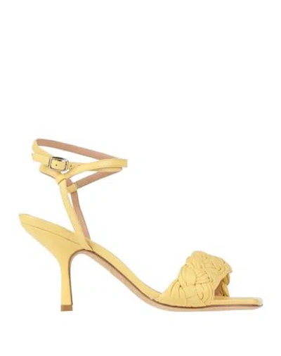 The Seller Woman Sandals Pastel Yellow Size 6 Soft Leather