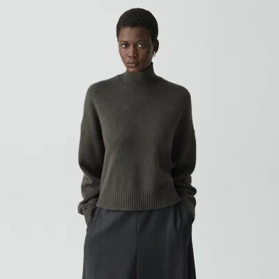 Theory Cropped Turtleneck In Cashmere In Green